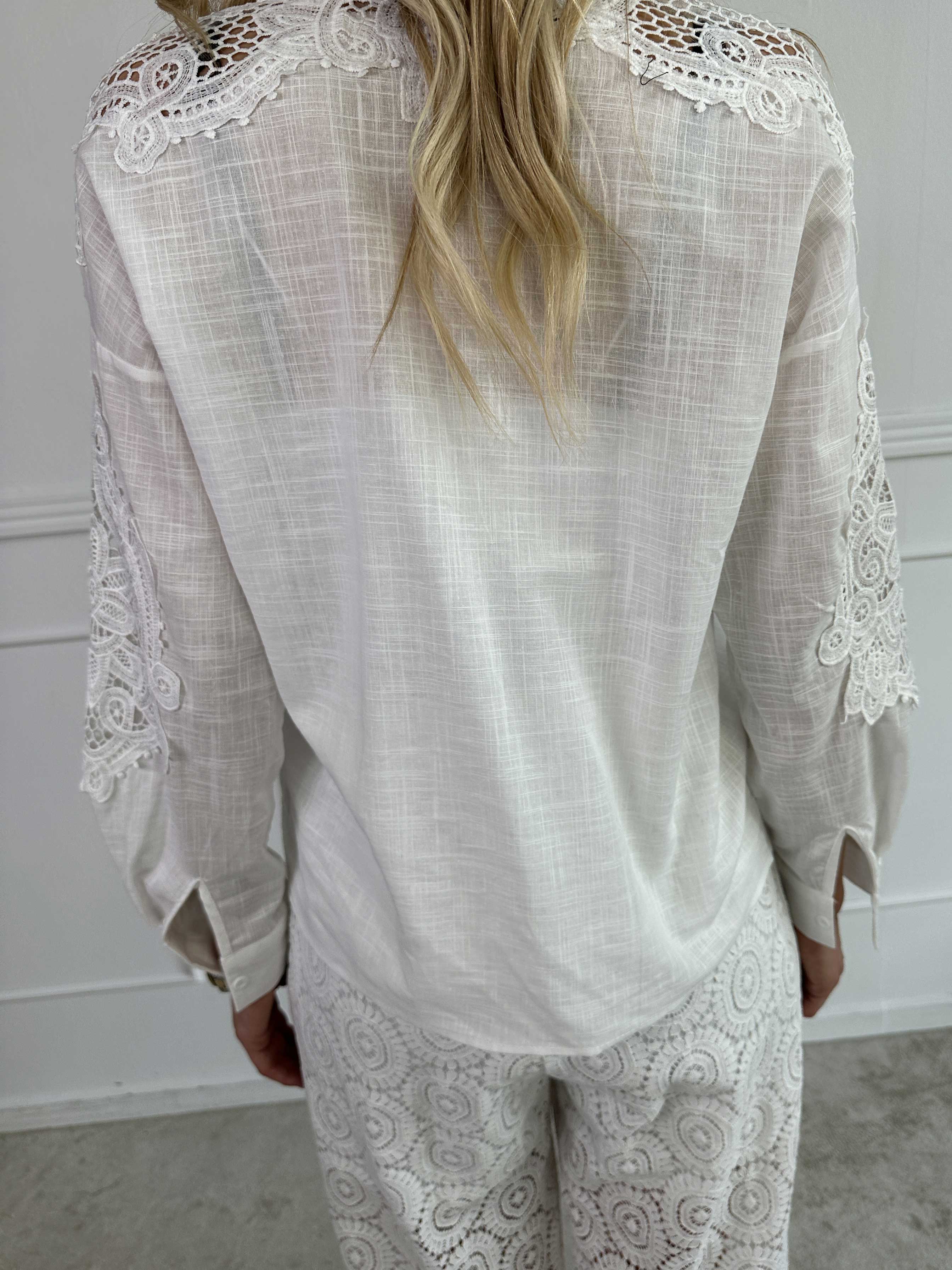 Gracie - Feminin skjorte med broderinger